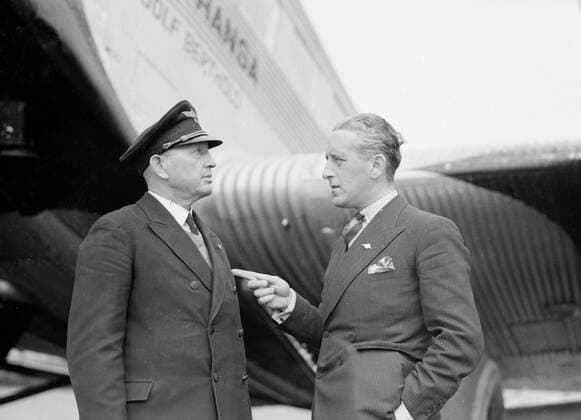 Poll photo collection. Berlin airport - Tempelhof. V.l.n.r. A pilot and Harry Laponder at the JUKERS JU-52 3M D-2624 Rudolf Berthold at Berlin airport - Tempelhof. October 1934. Berlin, Germany Copyright: xpiemagsx pienatarchpart630102021-18302 !ACHTUNG AUFNAHMEDATUM GESCHÄTZT!