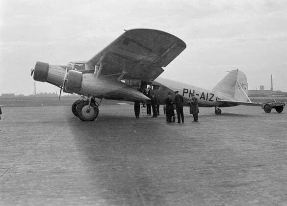 Poll photo collection. Berlin airport - Tempelhof. Passenger steps from the Fokker F.XX PH-AIZ Herring Gull at Airport Berlin - Tempelhof. October 1934. Berlin, Germany Copyright: xpiemagsx pienatarchpart630102021-18317 !ACHTUNG AUFNAHMEDATUM GESCHÄTZT!