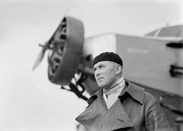 Poll photo collection. Berlin airport - Tempelhof. Mr Steinbeck at the Fokker F.XII OY-DI-DIG Merkur . October 1934. Berlin, Germany Copyright: xpiemagsx pienatarchpart630102021-18319 !ACHTUNG AUFNAHMEDATUM GESCHÄTZT!
