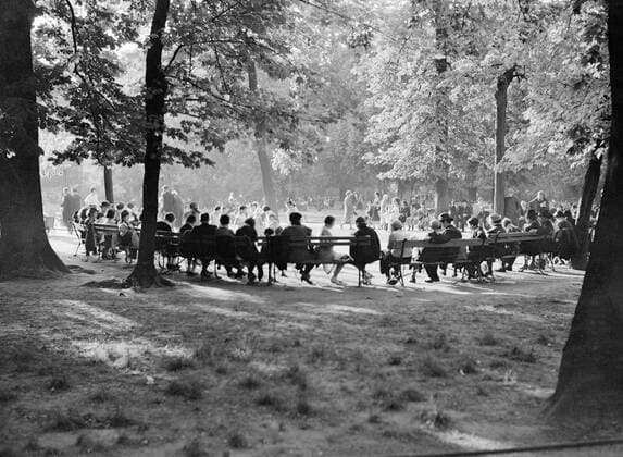 Poll photo collection. Travel to Poland. The Saski Park (Ogrod Saski), near the old Jewish Volkswijk. 1934. Poland, Warsaw Copyright: xpiemagsx pienatarchpart630102021-18371 !ACHTUNG AUFNAHMEDATUM GESCHÄTZT!