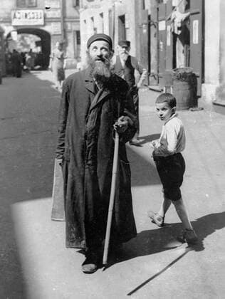 Poll photo collection. Travel to Poland. Blind man is looking for his way into the streets of the Jewish Volkswijk. 1934. Poland, Warsaw Copyright: xpiemagsx pienatarchpart630102021-18390 !ACHTUNG AUFNAHMEDATUM GESCHÄTZT!