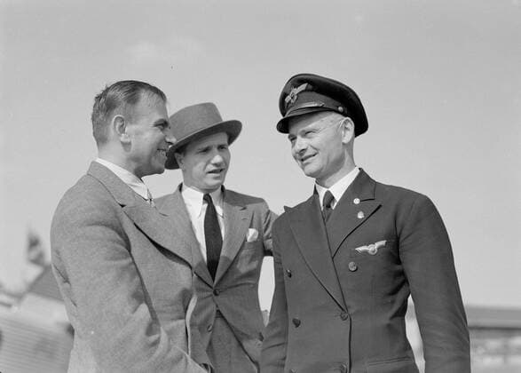 Poll photo collection. Berlin airport - Tempelhof. Links Mr. Matthias and right pilot Horst Merz. October 1934. Berlin, Germany Copyright: xpiemagsx pienatarchpart630102021-18403 !ACHTUNG AUFNAHMEDATUM GESCHÄTZT!