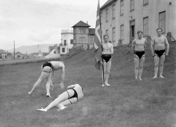 Poll photo collection. Iceland. Reykjavik. Icelandic wrestling (Glima). Two members of the Glimateam of the Menntaskolinn in Aktie. The other team members, one with a banner, look. 1934. Iceland, Reykjavik Copyright: xpiemagsx pienatarchpart630102021-18602 !ACHTUNG AUFNAHMEDATUM GESCHÄTZT!