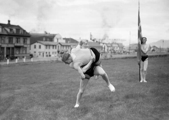 Poll photo collection. Iceland. Reykjavik. Icelandic wrestling (Glima). Two members of the Glimateam of the Menntaskolinn in Aktie. Another team member with banner looks. 1934. Iceland, Reykjavik Copyright: xpiemagsx pienatarchpart630102021-18609 !ACHTUNG AUFNAHMEDATUM GESCHÄTZT!