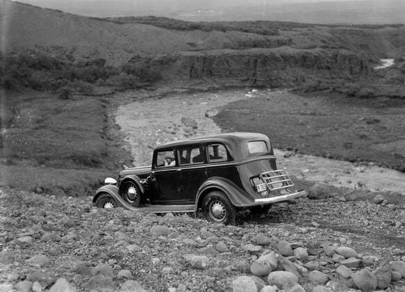Poll photo collection. Iceland. Car on a narrow road in a rocky landscape at a fast-flowing stream. 1934. Iceland Copyright: xpiemagsx pienatarchpart630102021-18623 !ACHTUNG AUFNAHMEDATUM GESCHÄTZT!