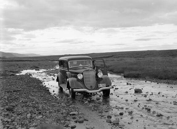 Poll photo collection. Iceland. Car drives through the bed of a shallow stream. 1934. Iceland Copyright: xpiemagsx pienatarchpart630102021-18628 !ACHTUNG AUFNAHMEDATUM GESCHÄTZT!