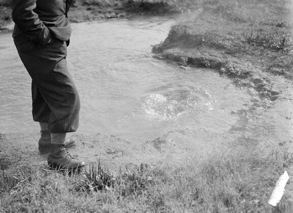 Poll photo collection. Iceland. Reykholt: bubbling hot water source. 1934. Iceland, Reykholt Copyright: xpiemagsx pienatarchpart630102021-18685 !ACHTUNG AUFNAHMEDATUM GESCHÄTZT!