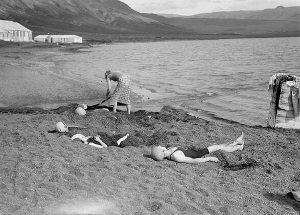 Poll photo collection. Iceland. Laugarvatn. Girl buries other girls under warm volcanic axis on the shore of a lake with hot water. 1934. Iceland, Laugarvatn Copyright: xpiemagsx pienatarchpart630102021-18692 !ACHTUNG AUFNAHMEDATUM GESCHÄTZT!