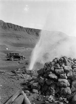 Poll photo collection. Iceland. Small geyser at the town of HveragerÃ°i. 1934. HveragerÃ°i, Iceland Copyright: xpiemagsx pienatarchpart630102021-18704 !ACHTUNG AUFNAHMEDATUM GESCHÄTZT!