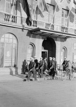 Poll photo collection. Iceland. Reykjavik. Sailors of the German light cruiser Leipzig to passenger. 1934. Iceland, Reykjavik Copyright: xpiemagsx pienatarchpart630102021-18715 !ACHTUNG AUFNAHMEDATUM GESCHÄTZT!