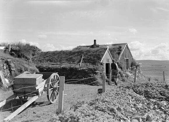 Poll photo collection. Iceland. Simple farm partially covered with turf and walls of stacked stones. On the left a two-wheeled cart. 1934. Iceland Copyright: xpiemagsx pienatarchpart630102021-18725 !ACHTUNG AUFNAHMEDATUM GESCHÄTZT!