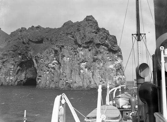 Poll photo collection. Iceland. A whimsical rocking party with nesting places of birds on the coast of the Westman Islands (Vestmannaeyjar) south of Iceland, seen from the ship Droning Alexandrine. 1934. Iceland, Vestmannaeyjar, Westman Islands Copyright: xpiemagsx pienatarchpart630102021-18747 !ACHTUNG AUFNAHMEDATUM GESCHÄTZT!