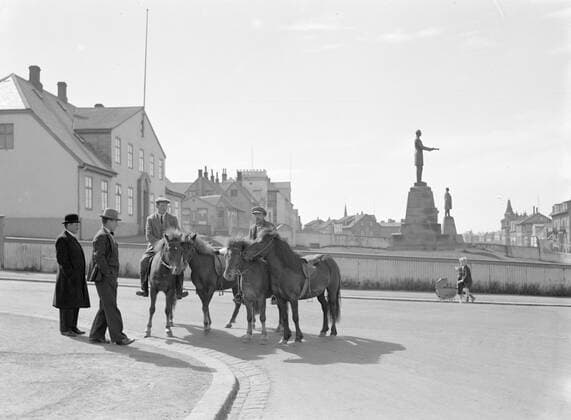 Poll photo collection. Iceland. Reykjavik, Laekjargata. Four men and four Icelandic ponies. On the left the house of the Icelandic national government ( StjornarraÃ° Ã?slands ), the official residence of the Icelandic Prime Minister. 1934. Iceland, Reykjavik Copyright: xpiemagsx pienatarchpart630102021-18761 !ACHTUNG AUFNAHMEDATUM GESCHÄTZT!