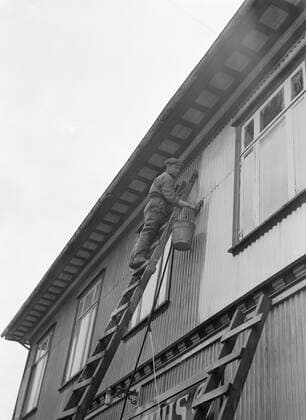 Poll photo collection. Iceland. Reykjavik. Man on ladder cleans facade panels from a house. 1934. Iceland, Reykjavik Copyright: xpiemagsx pienatarchpart630102021-18763 !ACHTUNG AUFNAHMEDATUM GESCHÄTZT!