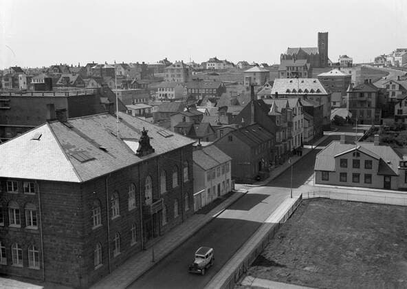 Poll photo collection. Iceland. View from the roof of hotel deposit over Reykjavik with the Icelandic parliament building on the left and in the distance the Roman Catholic cathedral. 1934. Iceland, Reykjavik Copyright: xpiemagsx pienatarchpart630102021-18764 !ACHTUNG AUFNAHMEDATUM GESCHÄTZT!