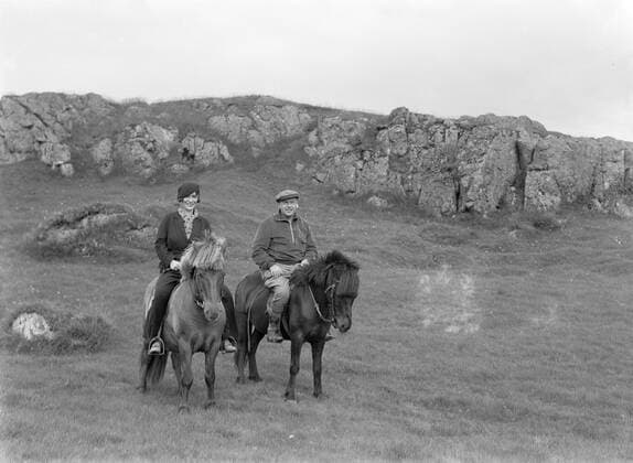 Poll photo collection. Iceland. Photographer Willem van de Poll and journalist Anita Joachim each on an Icelandic pony in a rocky landscape. 1934. Iceland Copyright: xpiemagsx pienatarchpart630102021-18768 !ACHTUNG AUFNAHMEDATUM GESCHÄTZT!