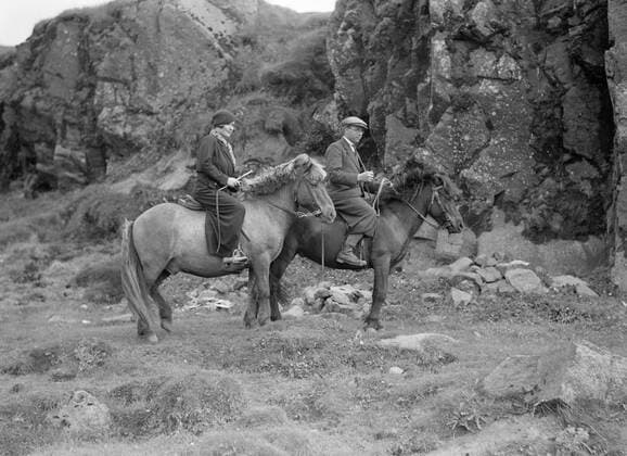 Poll photo collection. Iceland. The Icelandic guide Jonsson and the Journalist Anita Joachim each on an Icelandic pony in a rocky landscape. 1934. Iceland Copyright: xpiemagsx pienatarchpart630102021-18769 !ACHTUNG AUFNAHMEDATUM GESCHÄTZT!