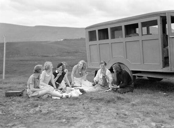 Poll photo collection. Iceland. Seven girlfriends make a trip. The picnic close to the bus with wooden bodywork. 1934. Iceland Copyright: xpiemagsx pienatarchpart630102021-18774 !ACHTUNG AUFNAHMEDATUM GESCHÄTZT!
