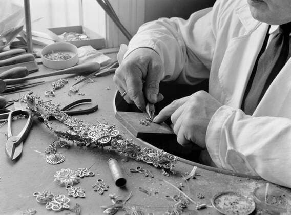 Poll photo collection. Iceland. A goldsmith at work. 1934. Iceland Copyright: xpiemagsx pienatarchpart630102021-18780 !ACHTUNG AUFNAHMEDATUM GESCHÄTZT!