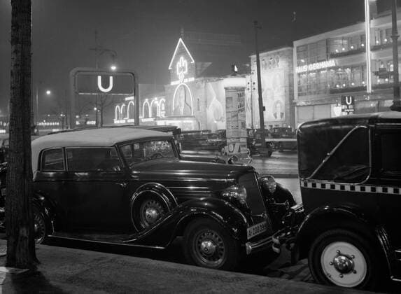 Poll photo collection. Report Berlin. Berlin. Night uptake of the Hardenbergstrasse with access to the U-Bahn stop Zooological Garten and the festively illuminated Cafe-Restaurant Wilhelmshallen with the UFA cinema Palast am Zoo. January 1, 1938. Berlin, Germany Copyright: xpiemagsx pienatarchpart630102021-20021 !ACHTUNG AUFNAHMEDATUM GESCHÄTZT!