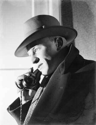 Poll photo collection. Reporting Dutch Railways. Traveler with hat with horn of telephone in gloved hand. 1932. Amsterdam, Noord-Holland Copyright: xpiemagsx pienatarchpart630102021-21930 !ACHTUNG AUFNAHMEDATUM GESCHÄTZT!