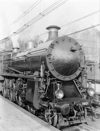 Poll photo collection. Reporting Dutch Railways. A steam locomotive from Maffei under steam at Central Station in Amsterdam. 1932. Amsterdam, Noord-Holland Copyright: xpiemagsx pienatarchpart630102021-21933 !ACHTUNG AUFNAHMEDATUM GESCHÄTZT!