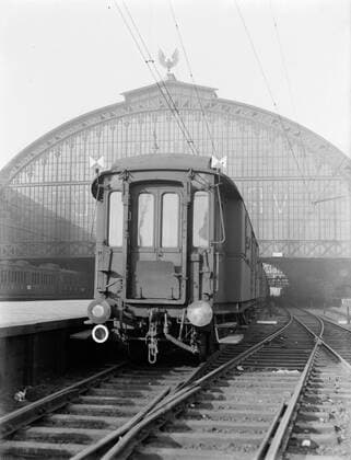 Poll photo collection. Reporting Dutch Railways. View of canopy east side central station with rail wagons along platform. 1932. Amsterdam, Noord-Holland Copyright: xpiemagsx pienatarchpart630102021-21943 !ACHTUNG AUFNAHMEDATUM GESCHÄTZT!
