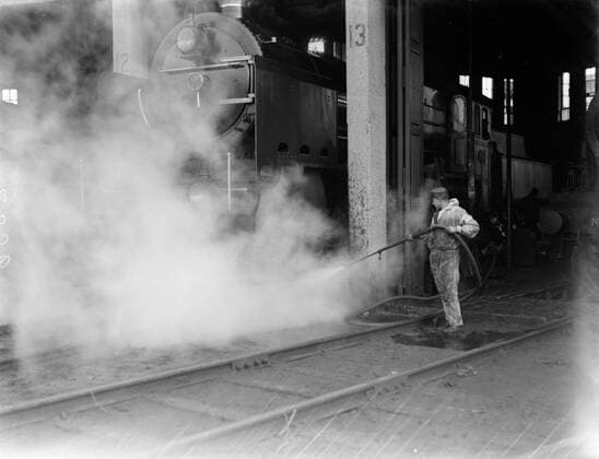 Poll photo collection. Reporting Dutch Railways. Man sprays a steam locomotive. 1932. Amsterdam, Noord-Holland Copyright: xpiemagsx pienatarchpart630102021-21950 !ACHTUNG AUFNAHMEDATUM GESCHÄTZT!