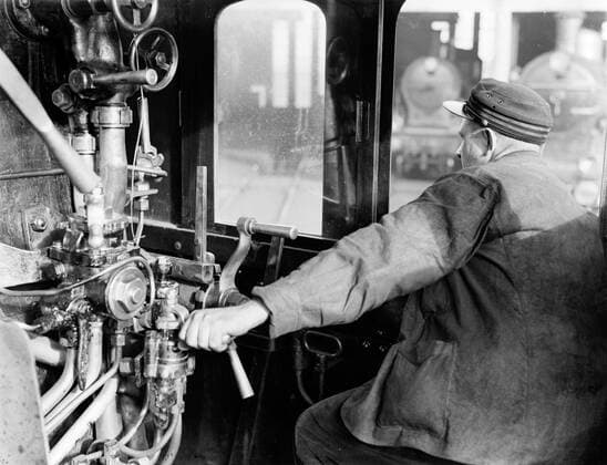 Poll photo collection. Reporting Dutch Railways. Machinist in the cabin of a steam locomotive. 1932. Amsterdam, Noord-Holland Copyright: xpiemagsx pienatarchpart630102021-21961 !ACHTUNG AUFNAHMEDATUM GESCHÄTZT!