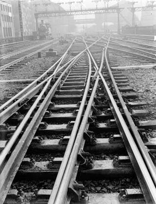 Poll photo collection. Reporting Dutch Railways. Railway pelaming with rails, points and above the electricity cables and in the background the station halls of the central station. 1932. Amsterdam, Noord-Holland Copyright: xpiemagsx pienatarchpart630102021-21968 !ACHTUNG AUFNAHMEDATUM GESCHÄTZT!