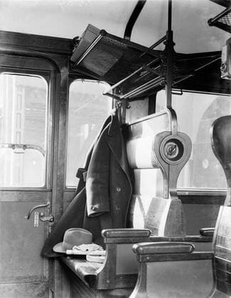 Poll photo collection. Reporting Dutch Railways. Interior of a train coupe: suspended jacket, hat, luggage racks and sofas. 1932. Amsterdam, Noord-Holland Copyright: xpiemagsx pienatarchpart630102021-21977 !ACHTUNG AUFNAHMEDATUM GESCHÄTZT!