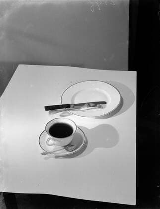 Poll photo collection. Reporting Dutch Railways. Cup and saucer, blackboard with cutlery, with shadows. 1932 Copyright: xpiemagsx pienatarchpart630102021-21985 !ACHTUNG AUFNAHMEDATUM GESCHÄTZT!