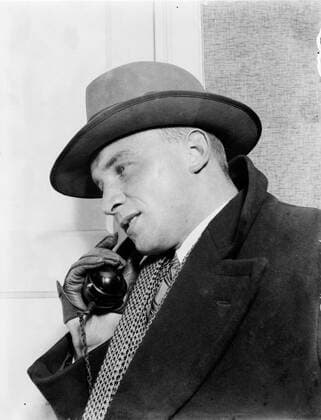 Poll photo collection. Reporting Dutch Railways. Objective traveler with hat and glove, and profil seen. 1932 Copyright: xpiemagsx pienatarchpart630102021-21987 !ACHTUNG AUFNAHMEDATUM GESCHÄTZT!