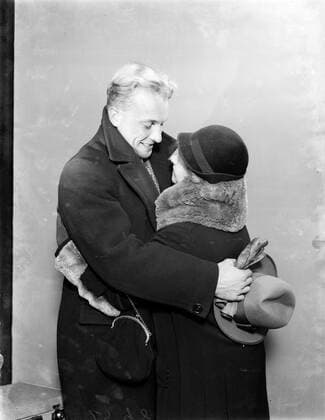 Poll photo collection. Reporting Dutch Railways. Traveler greeted and embraced woman. 1932 Copyright: xpiemagsx pienatarchpart630102021-21988 !ACHTUNG AUFNAHMEDATUM GESCHÄTZT!