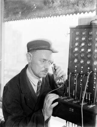 Poll photo collection. Reporting Dutch Railways. Railway office worker at telephone. 1932. Amsterdam, Noord-Holland Copyright: xpiemagsx pienatarchpart630102021-21992 !ACHTUNG AUFNAHMEDATUM GESCHÄTZT!