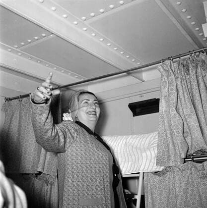 Poll photo collection. Netherlands Antilles and Suriname at the time of the royal visit of Queen Juliana and Prince Bernhard in 1955. A lady (from the polls wife Hildegard Eschen?) On board the nestor in the port of Willemstad in her cabin. 1955. Curacao, Willemstad Copyright: xpiemagsx pienatarchpart630102021-22595 !ACHTUNG AUFNAHMEDATUM GESCHÄTZT!