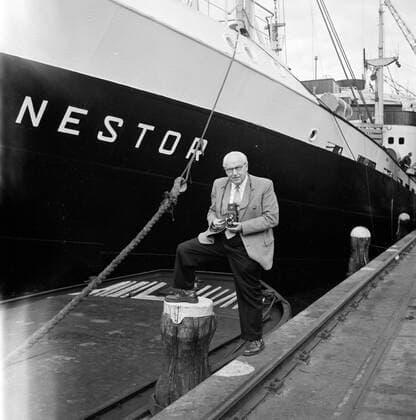 Poll photo collection. Netherlands Antilles and Suriname at the time of the royal visit of Queen Juliana and Prince Bernhard in 1955. Willem van de Poll on the quay when boarding the nestor in the port of Willemstad .. 1955. Curacao, Willemstad Copyright: xpiemagsx pienatarchpart630102021-22597 !ACHTUNG AUFNAHMEDATUM GESCHÄTZT!