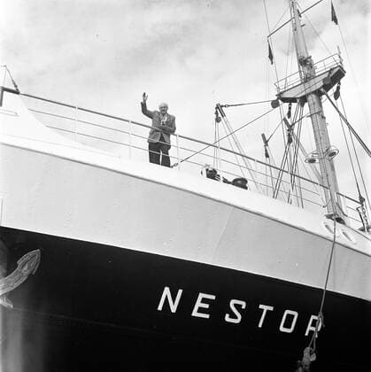 Poll photo collection. Netherlands Antilles and Suriname at the time of the royal visit of Queen Juliana and Prince Bernhard in 1955. Willem van de Poll on the railing of the nestor in the port of Willemstad. 1955. Curacao, Willemstad Copyright: xpiemagsx pienatarchpart630102021-22601 !ACHTUNG AUFNAHMEDATUM GESCHÄTZT!