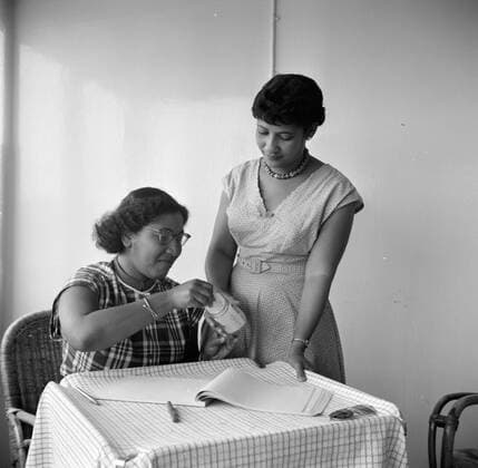 Poll photo collection. Netherlands Antilles and Suriname at the time of the royal visit of Queen Juliana and Prince Bernhard in 1955. Mrs. Snijders write down bottle post on board the MS. Nestor on the way to Suriname. October 1, 1955 Copyright: xpiemagsx pienatarchpart630102021-22987 !ACHTUNG AUFNAHMEDATUM GESCHÄTZT!