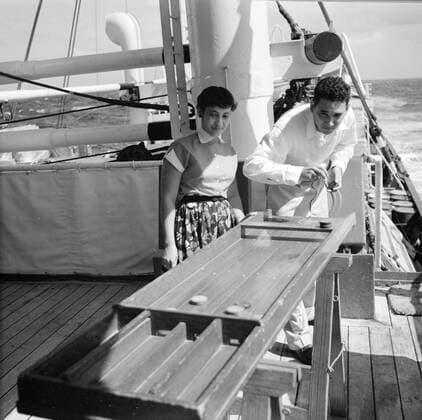 Poll photo collection. Netherlands Antilles and Suriname at the time of the royal visit of Queen Juliana and Prince Bernhard in 1955. Passengers on shufflebits aboard the MS. Nestor on the way to Suriname. October 1, 1955 Copyright: xpiemagsx pienatarchpart630102021-22993 !ACHTUNG AUFNAHMEDATUM GESCHÄTZT!