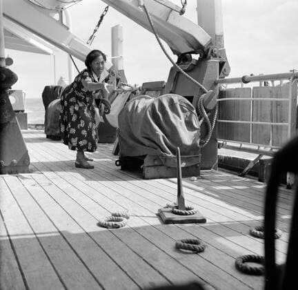 Poll photo collection. Netherlands Antilles and Suriname at the time of the royal visit of Queen Juliana and Prince Bernhard in 1955. Mrs. Snijders on the ringing on board the MS. Nestor on the way to Suriname. October 1, 1955 Copyright: xpiemagsx pienatarchpart630102021-22997 !ACHTUNG AUFNAHMEDATUM GESCHÄTZT!