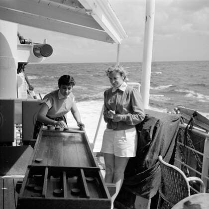 Poll photo collection. Netherlands Antilles and Suriname at the time of the royal visit of Queen Juliana and Prince Bernhard in 1955. Passengers on shufflebits aboard the MS. Nestor on the way to Suriname. October 1, 1955 Copyright: xpiemagsx pienatarchpart630102021-23011 !ACHTUNG AUFNAHMEDATUM GESCHÄTZT!