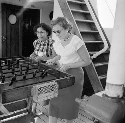 Poll photo collection. Netherlands Antilles and Suriname at the time of the royal visit of Queen Juliana and Prince Bernhard in 1955. Mrs. Snijders and a passenger play table football on board the MS. Nestor on the way to Suriname. October 1, 1955 Copyright: xpiemagsx pienatarchpart630102021-23013 !ACHTUNG AUFNAHMEDATUM GESCHÄTZT!