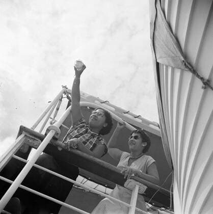 Poll photo collection. Netherlands Antilles and Suriname at the time of the royal visit of Queen Juliana and Prince Bernhard in 1955. Mrs. Snijders cast out bottle post on board the MS. Nestor on the way to Suriname. October 1, 1955 Copyright: xpiemagsx pienatarchpart630102021-23022 !ACHTUNG AUFNAHMEDATUM GESCHÄTZT!