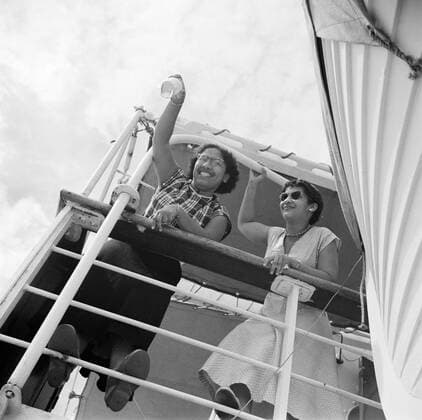 Poll photo collection. Netherlands Antilles and Suriname at the time of the royal visit of Queen Juliana and Prince Bernhard in 1955. Mrs. Snijders cast out bottle post on board the MS. Nestor on the way to Suriname. October 1, 1955 Copyright: xpiemagsx pienatarchpart630102021-23023 !ACHTUNG AUFNAHMEDATUM GESCHÄTZT!