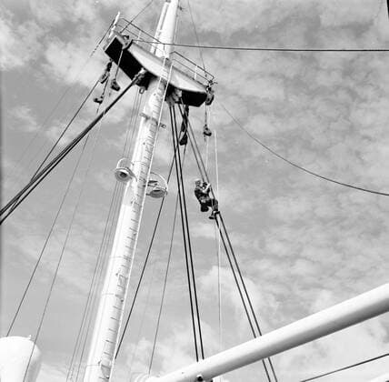 Poll photo collection. Netherlands Antilles and Suriname at the time of the royal visit of Queen Juliana and Prince Bernhard in 1955. Mast of the MS. Nestor on the way to Suriname. October 1, 1955 Copyright: xpiemagsx pienatarchpart630102021-23027 !ACHTUNG AUFNAHMEDATUM GESCHÄTZT!