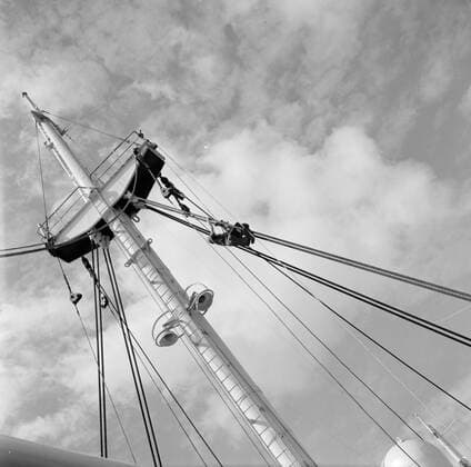 Poll photo collection. Netherlands Antilles and Suriname at the time of the royal visit of Queen Juliana and Prince Bernhard in 1955. The mast of the MS. Nestor on the way to Suriname. October 1, 1955 Copyright: xpiemagsx pienatarchpart630102021-23030 !ACHTUNG AUFNAHMEDATUM GESCHÄTZT!