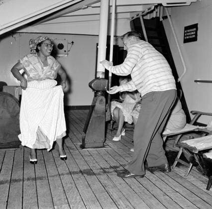 Poll photo collection. Netherlands Antilles and Suriname at the time of the royal visit of Queen Juliana and Prince Bernhard in 1955. Mrs. Snijders dressed as Surinamese dances on the MS. Nestor on the way to Suriname. October 1, 1955 Copyright: xpiemagsx pienatarchpart630102021-23036 !ACHTUNG AUFNAHMEDATUM GESCHÄTZT!