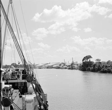 Poll photo collection. Netherlands Antilles and Suriname at the time of the royal visit of Queen Juliana and Prince Bernhard in 1955. The factory of the Billiton Society at the Surinamer River in Suriname, seen from the MS. Nestor. October 1, 1955. Suriname Copyright: xpiemagsx pienatarchpart630102021-23041 !ACHTUNG AUFNAHMEDATUM GESCHÄTZT!