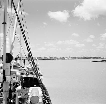 Poll photo collection. Netherlands Antilles and Suriname at the time of the royal visit of Queen Juliana and Prince Bernhard in 1955. The surinamer river, seen from the MS. Nestor. October 1, 1955. Suriname Copyright: xpiemagsx pienatarchpart630102021-23043 !ACHTUNG AUFNAHMEDATUM GESCHÄTZT!